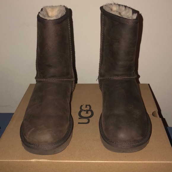 UGG Classic short leather boots - Picture 2 of 3